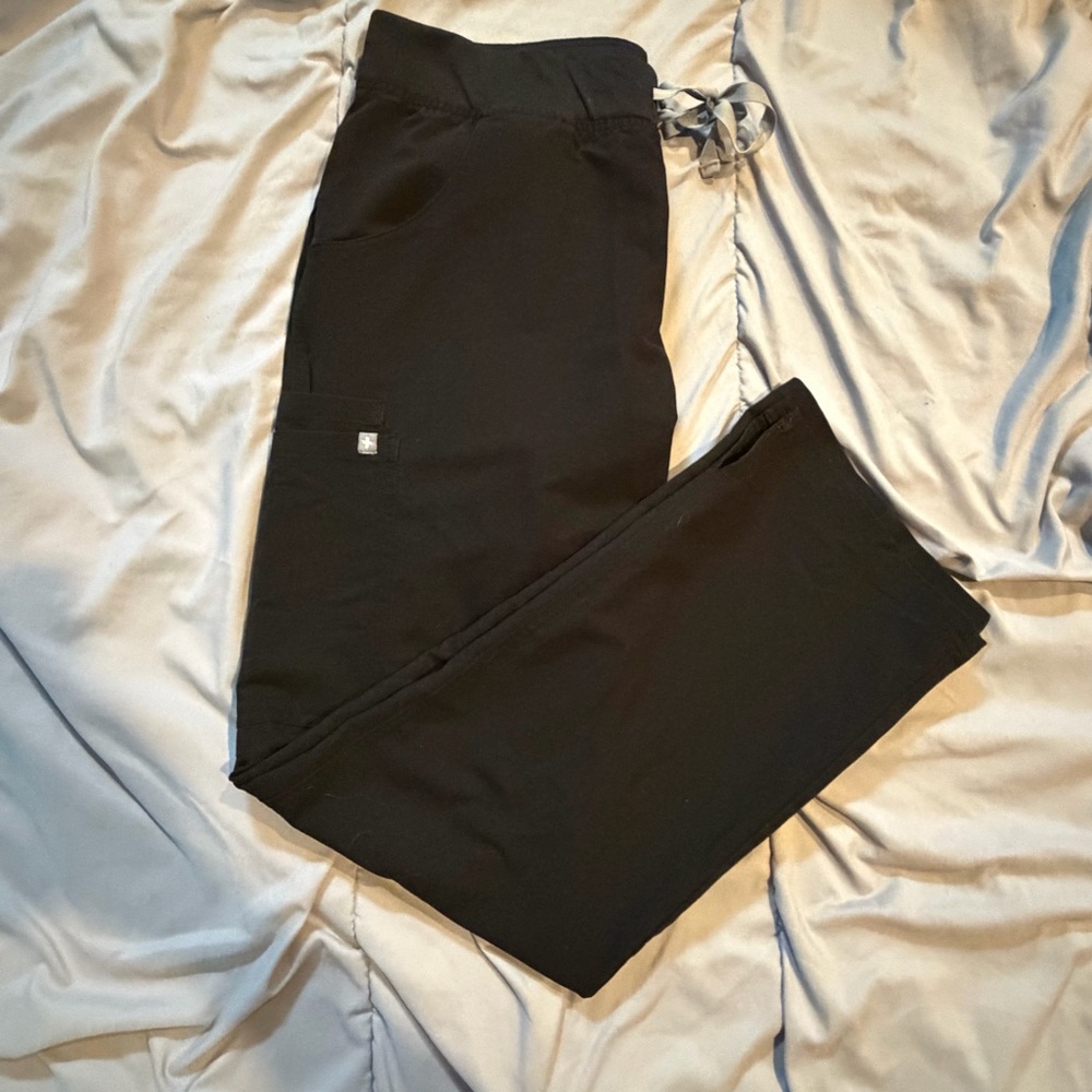 Figs women’s Kade cargo scrub pants - black - size large